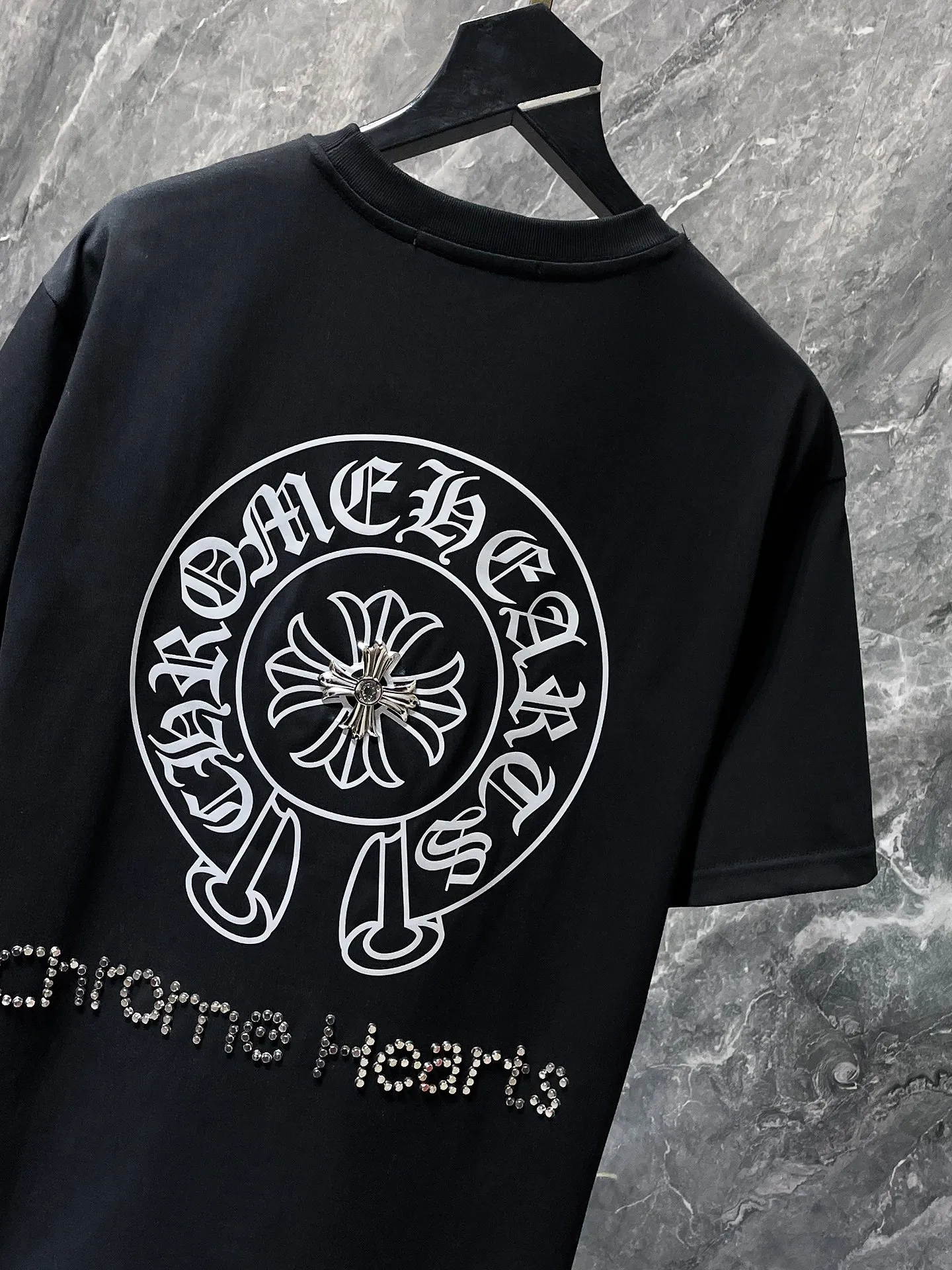 P186 New Chrome Hearts 25ss engraving film hot diamond high version for summer! High-weight, environmentally friendly and high-quality top-quality fabrics 260g~270g Cromat's Sanskrit cross-engraved film, hot-drilled, hand-buttoned short sleeves, counter synchronization, replica version 1:1 Recommended color: black, white, size: S, M, L, XL